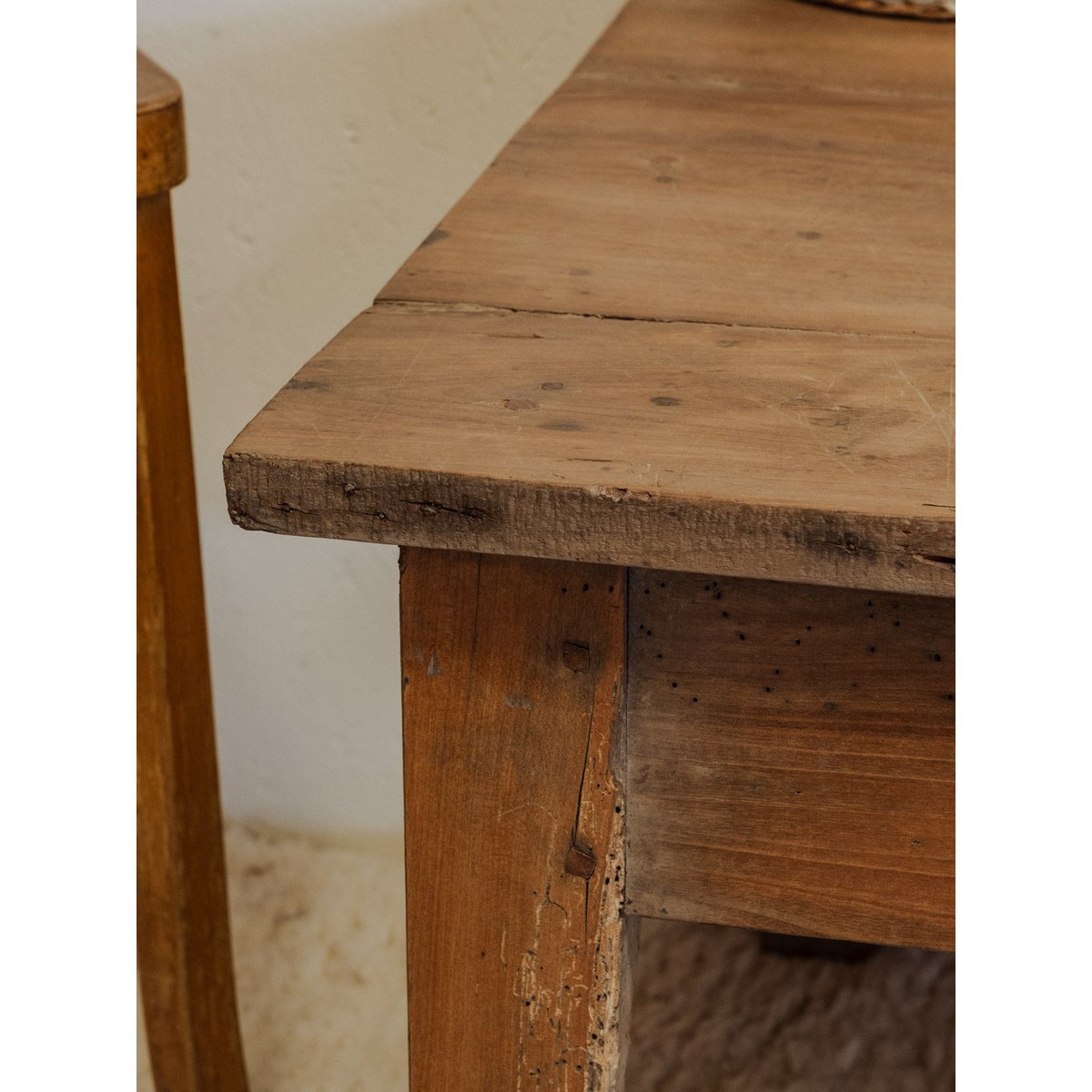 Table basse en noyer Léonie N°897 - Bon état bois clair, DEBONGOUT