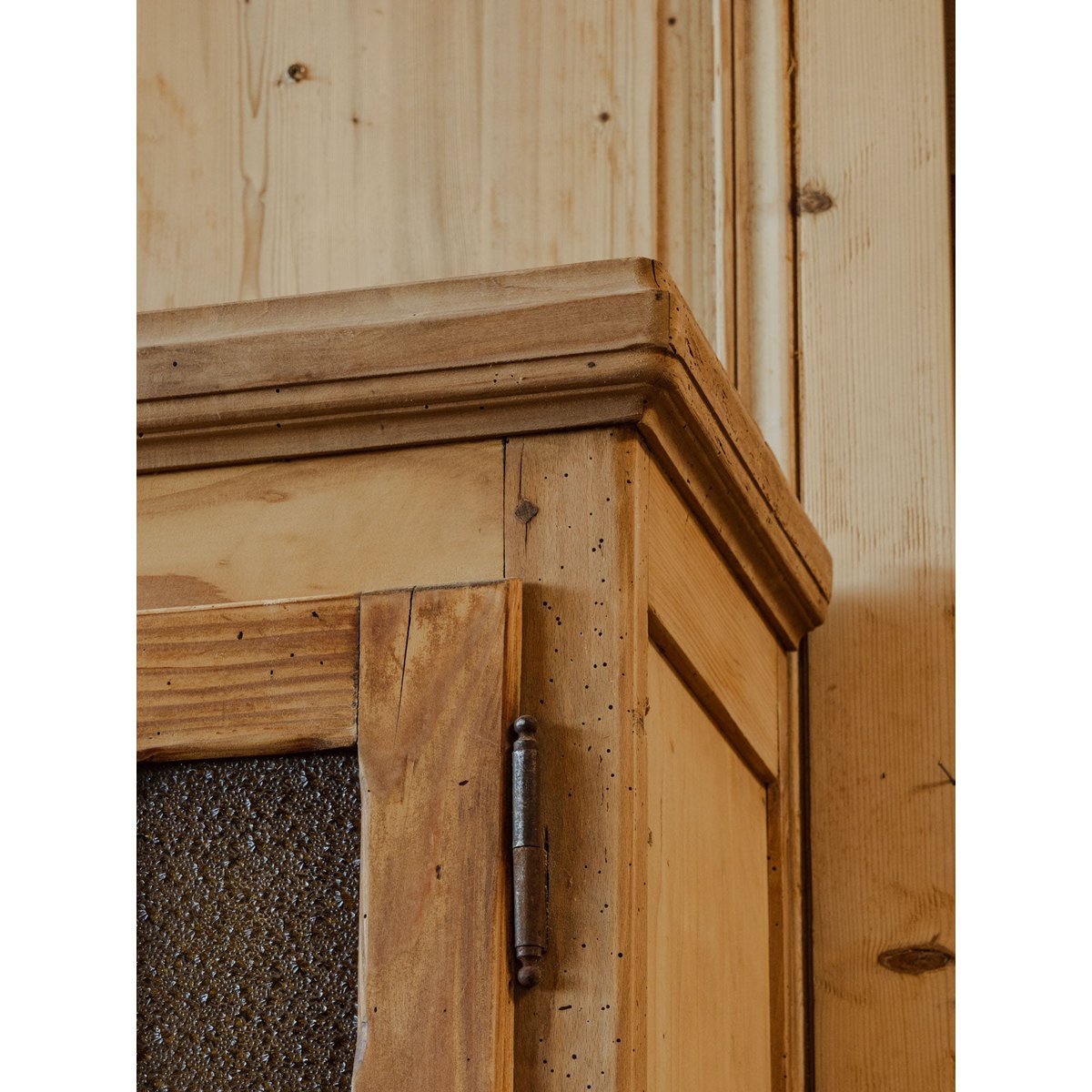 Buffet à deux corps en bois Gilbert N°1558 - Bon état bois clair, DEBONGOUT