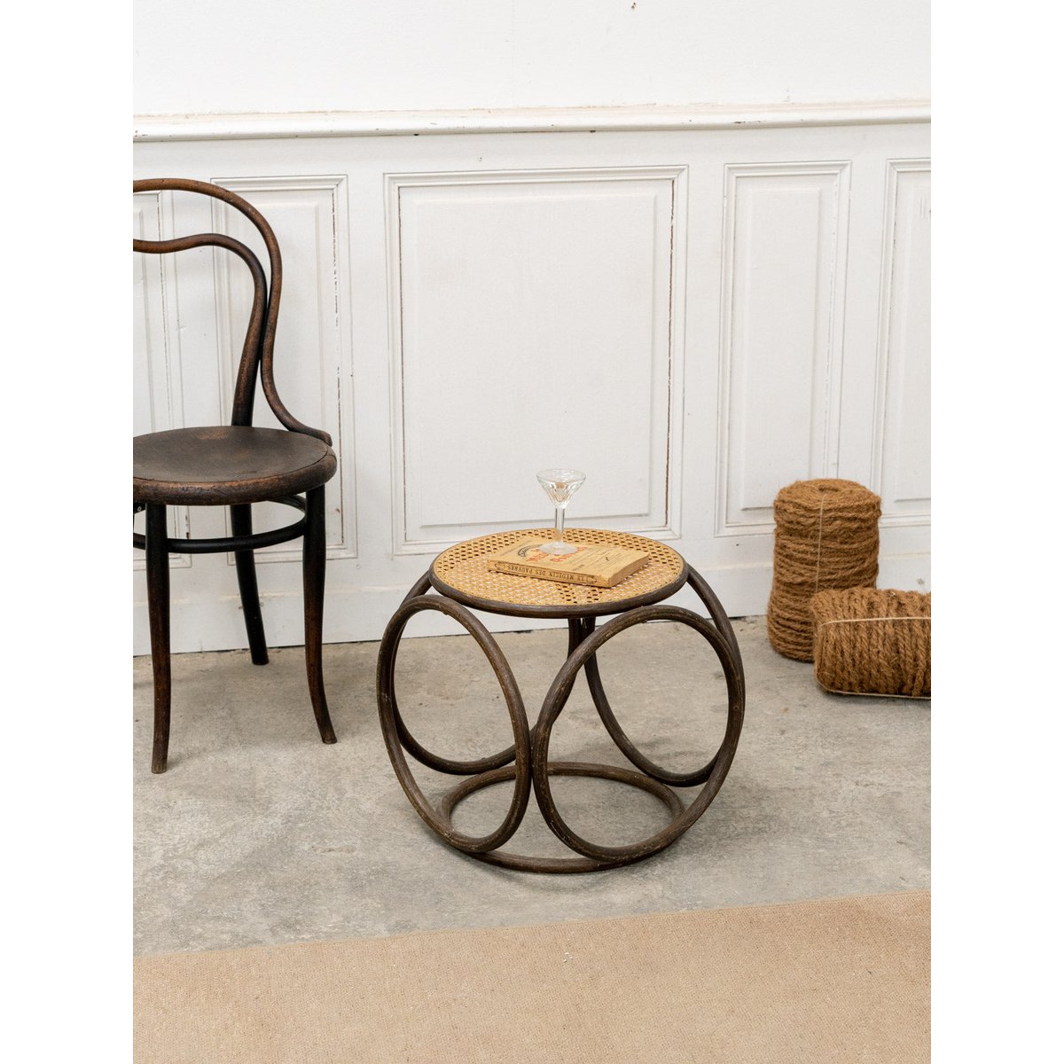 Table d'appoint en bois et cannage Francine N°1060 - Bon état bois foncé, DEBONGOUT