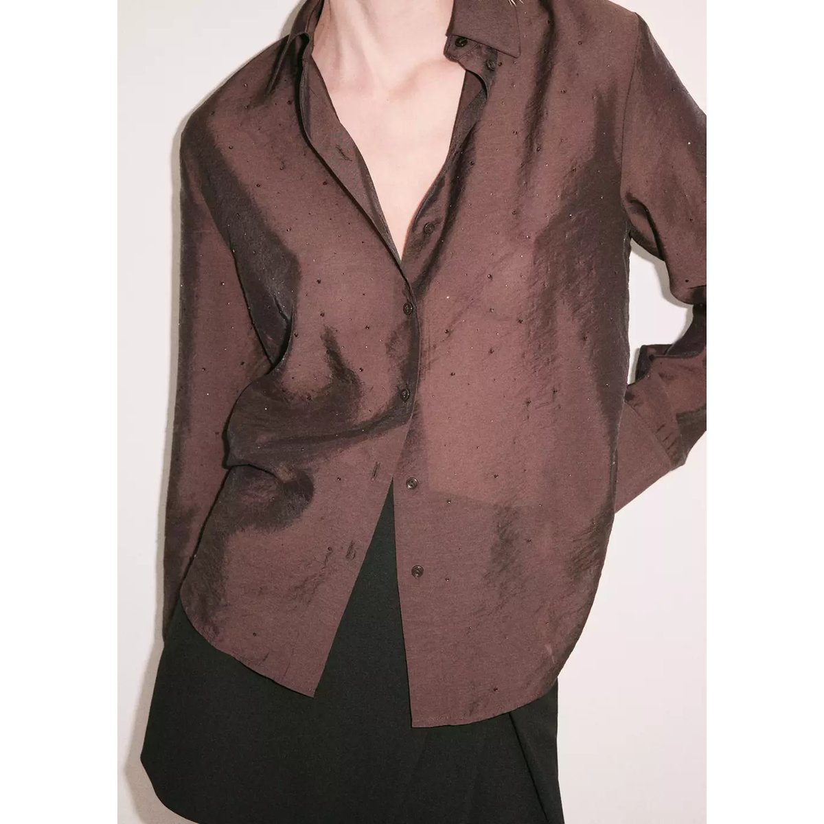 Chemise satinée détail strass marron, MANGO