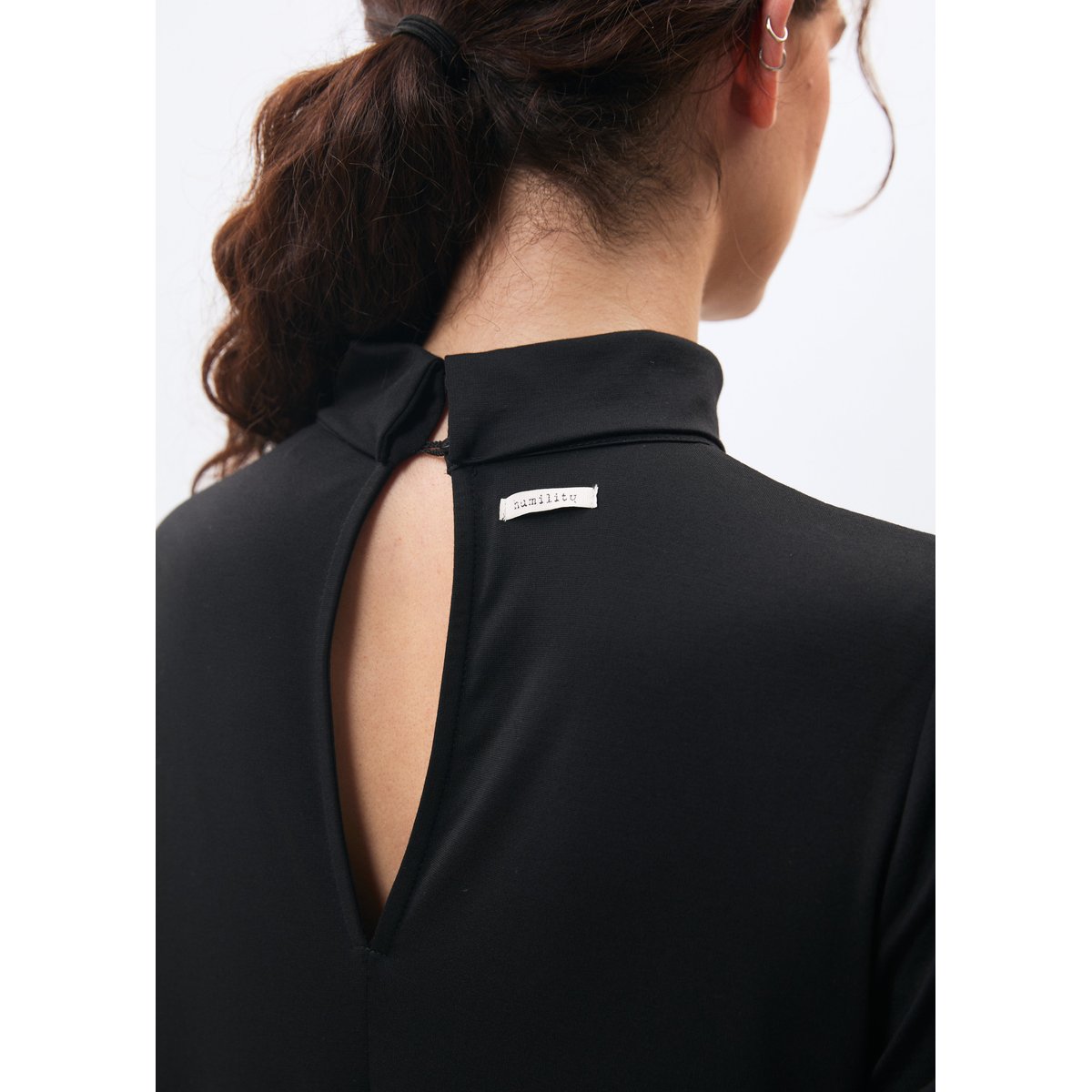 Robe longue asymétrique en jersey noir, HUMILITY