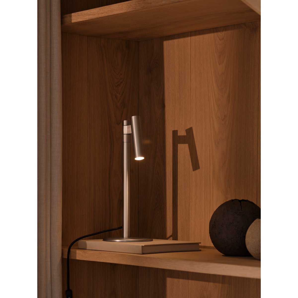 Lampe à poser tête d'éclairage orientable en aluminium, Makoto chrome satiné, DESIGN FOR THE PEOPLE