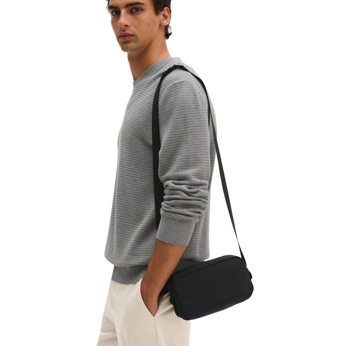 Sac à bandoulière modèle Lima petit format en nylon recyclé noir, MARC O'POLO
