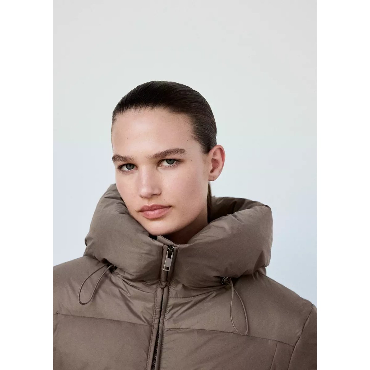 Anorak matelassé avec ceinture marron moyen, MANGO