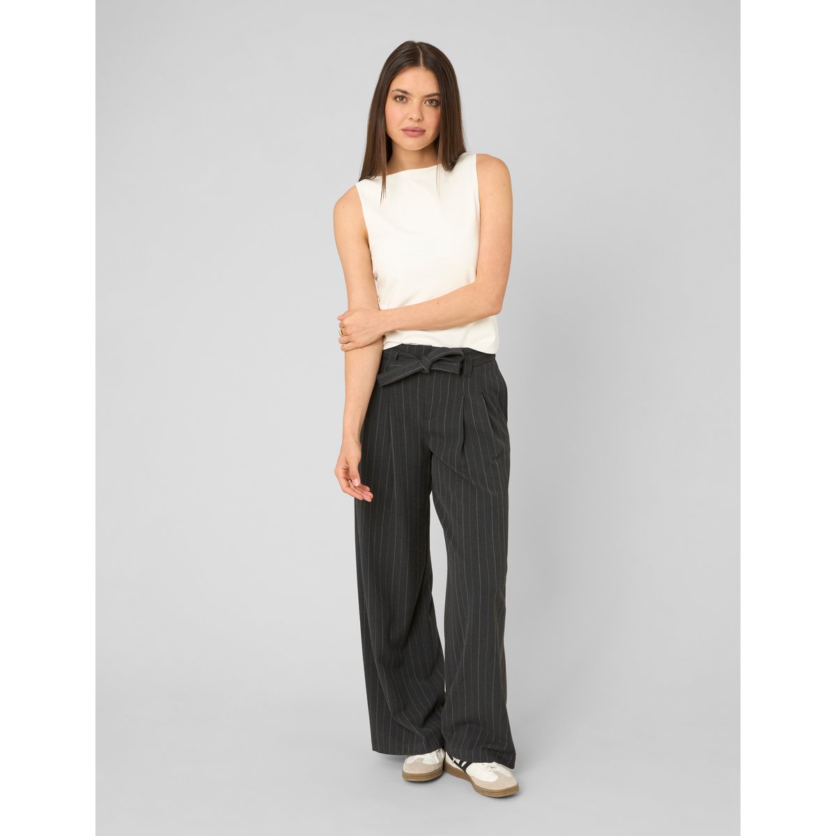 Pantalon en flanelle ceinturé à rayures gris anthracite, BZB