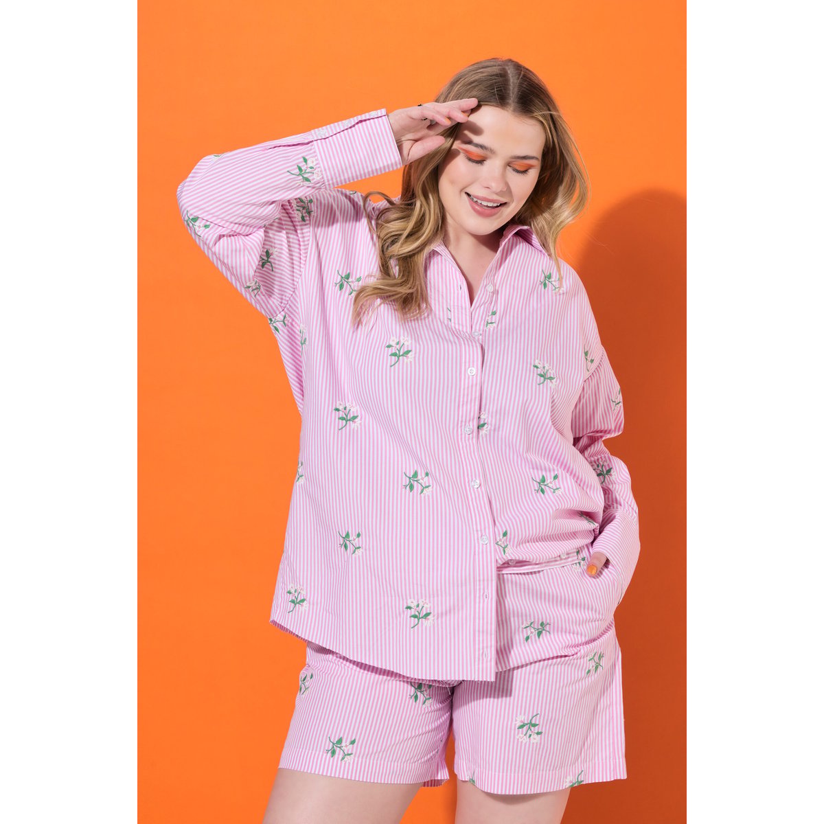 Chemisier à rayures oversize, fleurs brodées rose vif, STUDIO UNTOLD