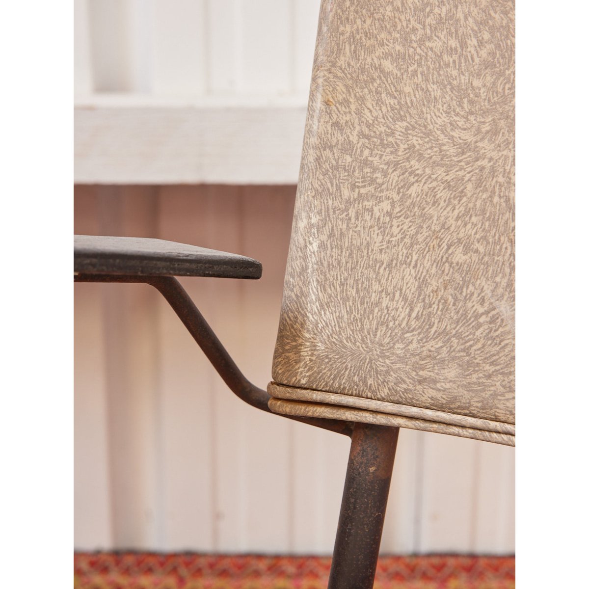Paire de fauteuils en skaï Jakob N°1303 - Bon état gris, DEBONGOUT