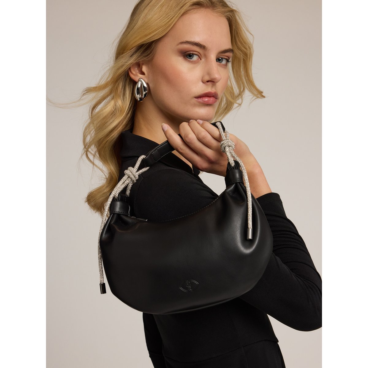 Sac hobo avec pendentifs bijoux noir, MOTIVI