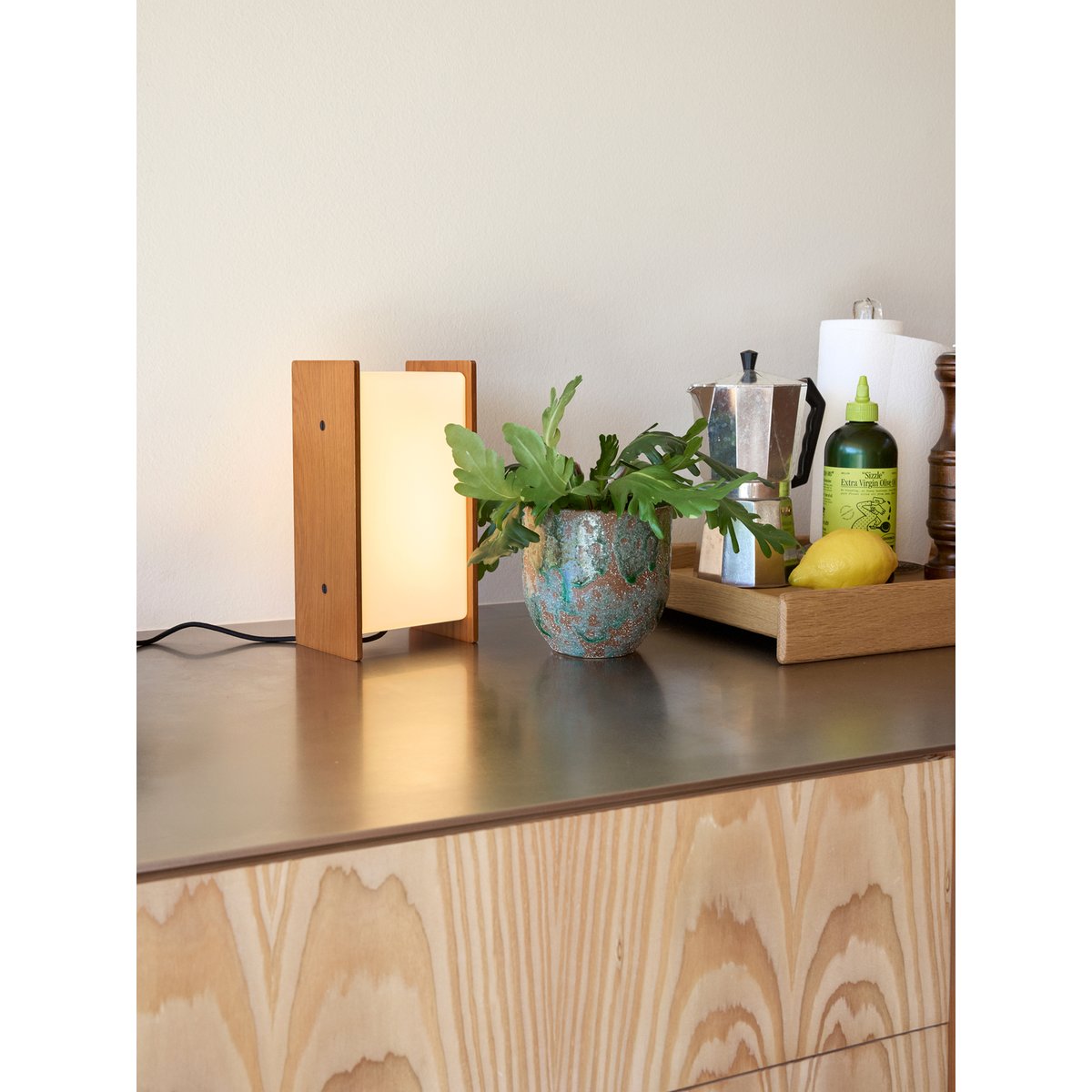 Lampe de table Oak wood Opal glass SABI bois de chêne, HUBSCH
