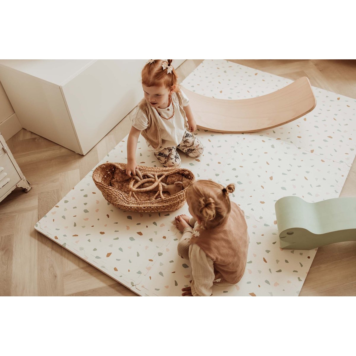 play&go - tapis puzzel, boîte de rangement & mini maison - village multicolor, PLAY ET GO