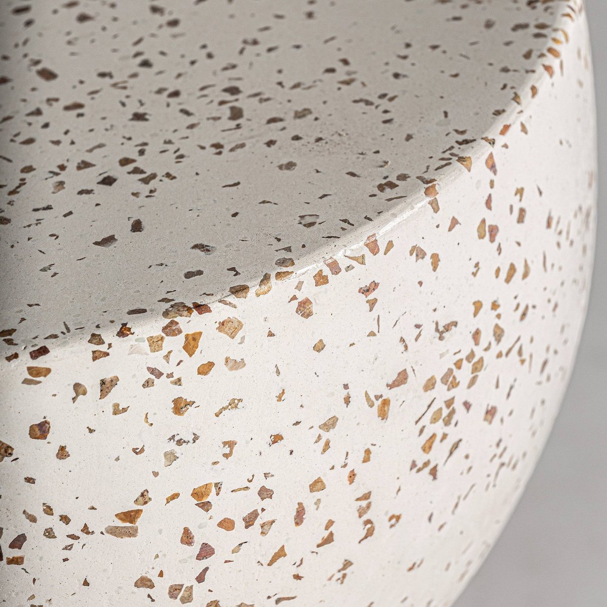 Table basse ronde en terrazzo, ALBENGA blanc, RECOLLECTION