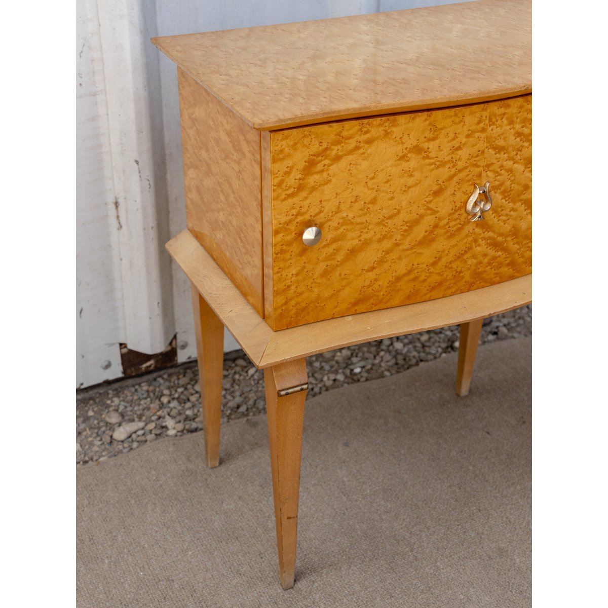 Table de chevet en loupe de bois Maïa N°1538 - Bon état bois clair, DEBONGOUT