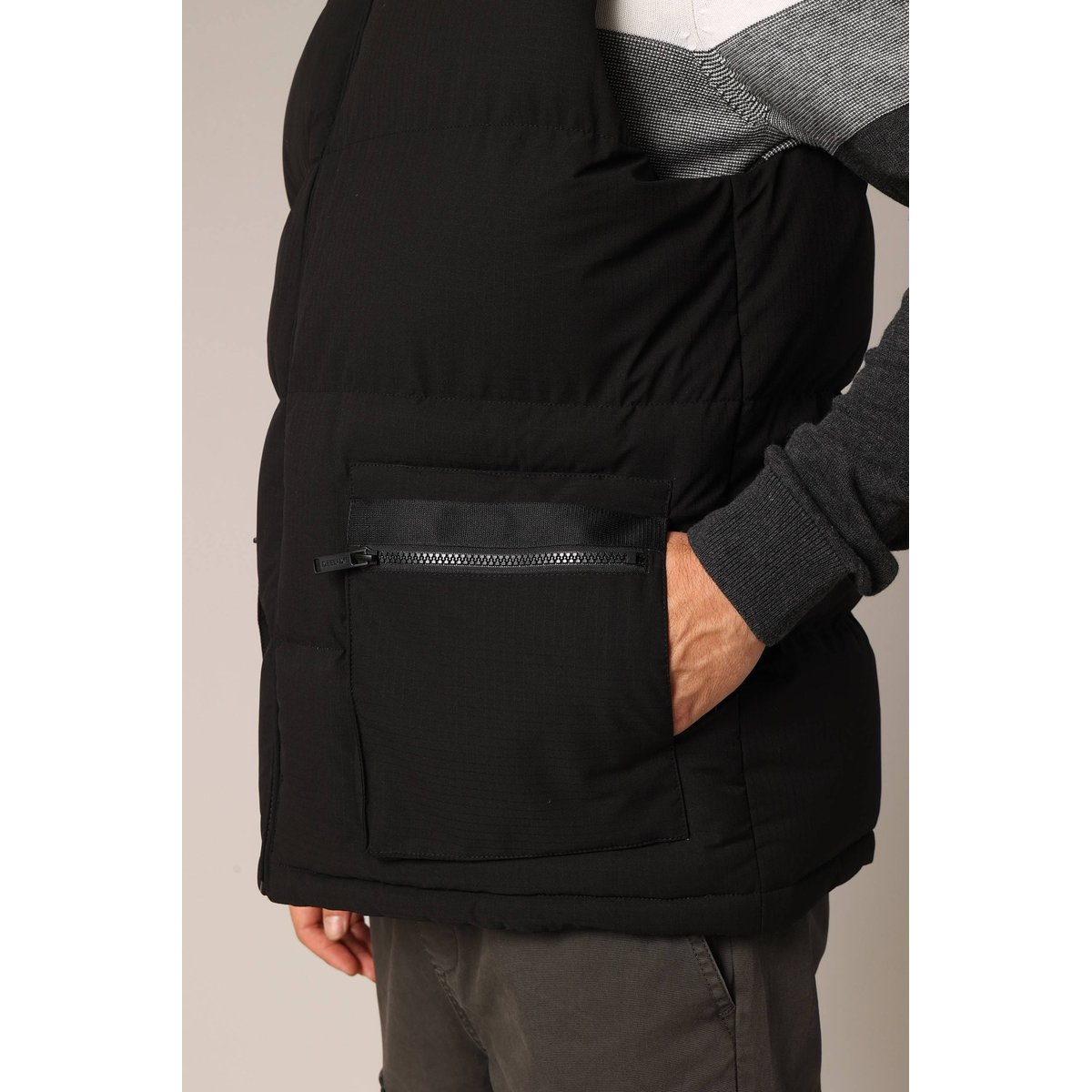 Doudoune sans manches, look urbain et fonctionnel
TARMAC black, DEELUXE