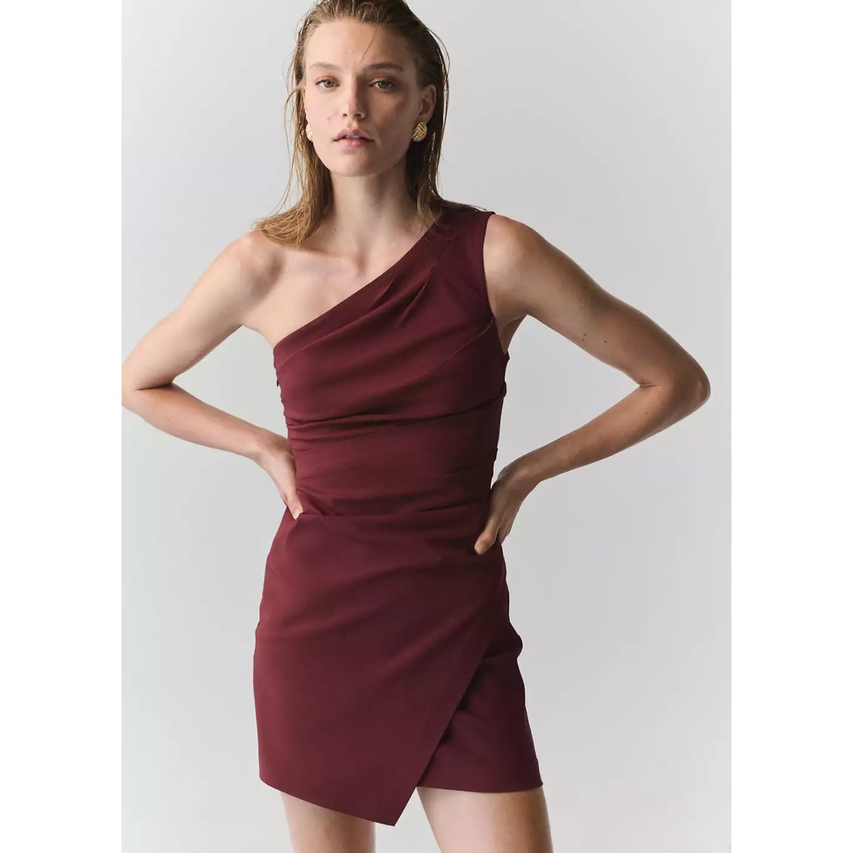 Robe asymétrique froncée bordeaux, MANGO