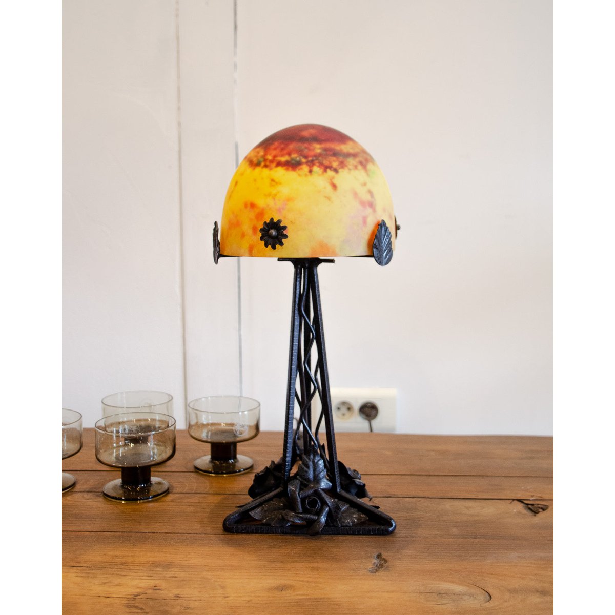 Lampe Daum en fer forgé et pâte de verre Julia N°930 - Bon état noir, DEBONGOUT