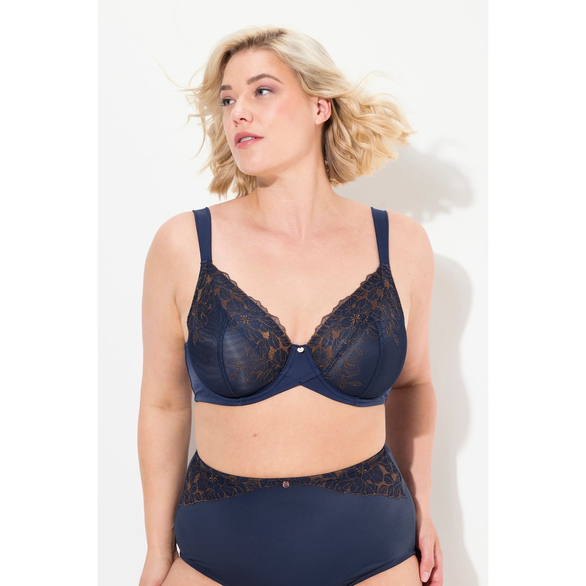 Soutien-gorge à armatures, broderie florale bleu nuit, ULLA POPKEN