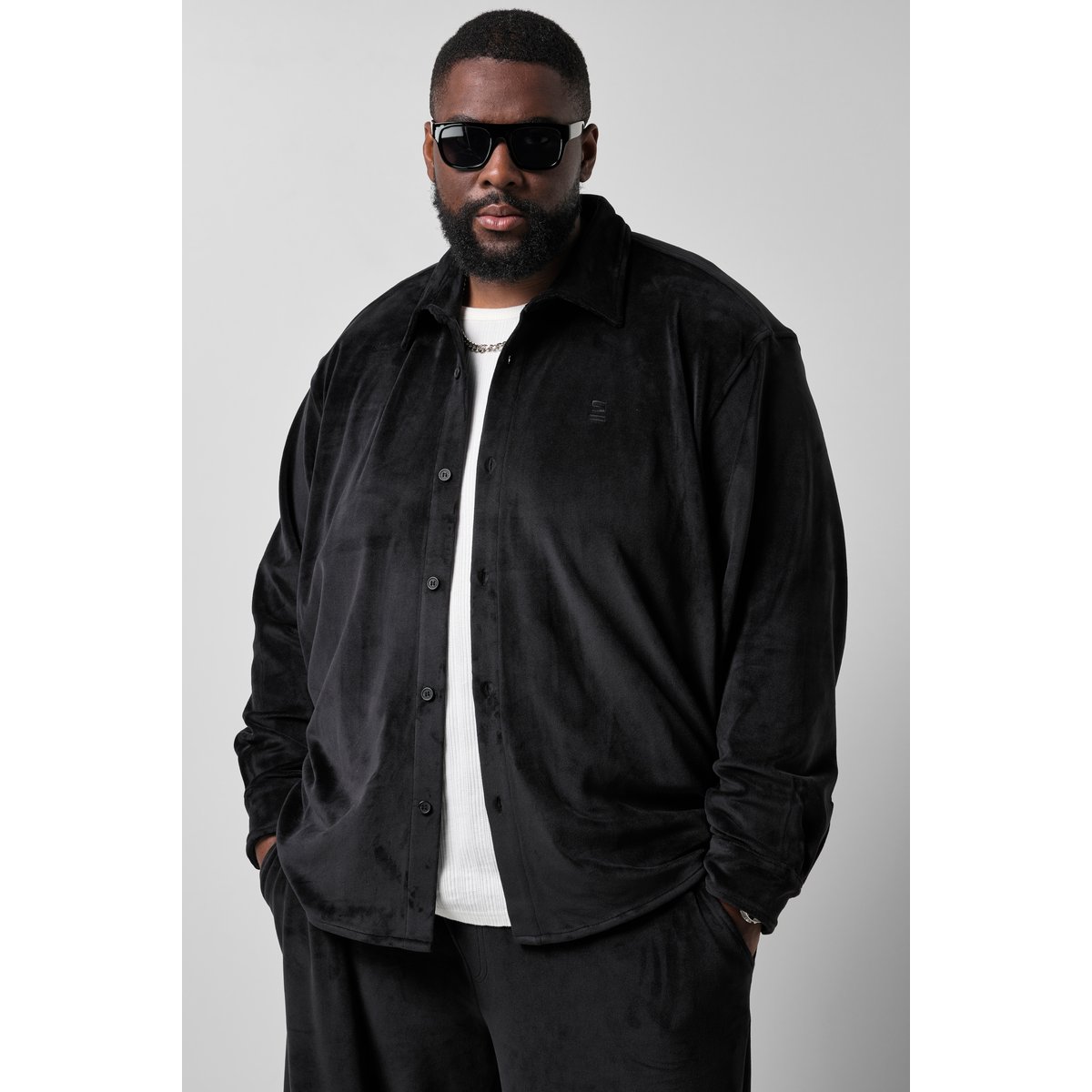 Chemise en velours noir, STHUGE