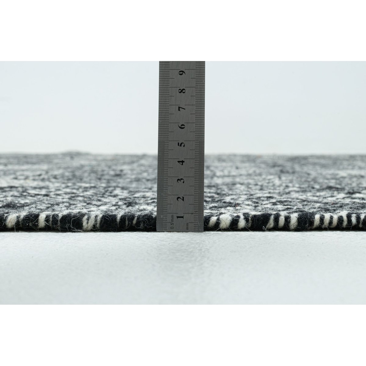 Tapis salon Molde tissé main, laine naturelle noir et blanc, THEKO