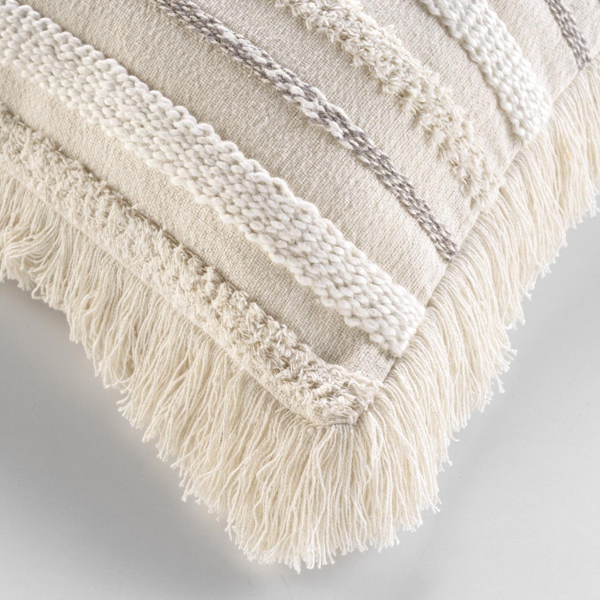 Coussin déhoussable en coton tissé avec franges et rayures en relief naturel, DOUCEUR D'INTÉRIEUR
