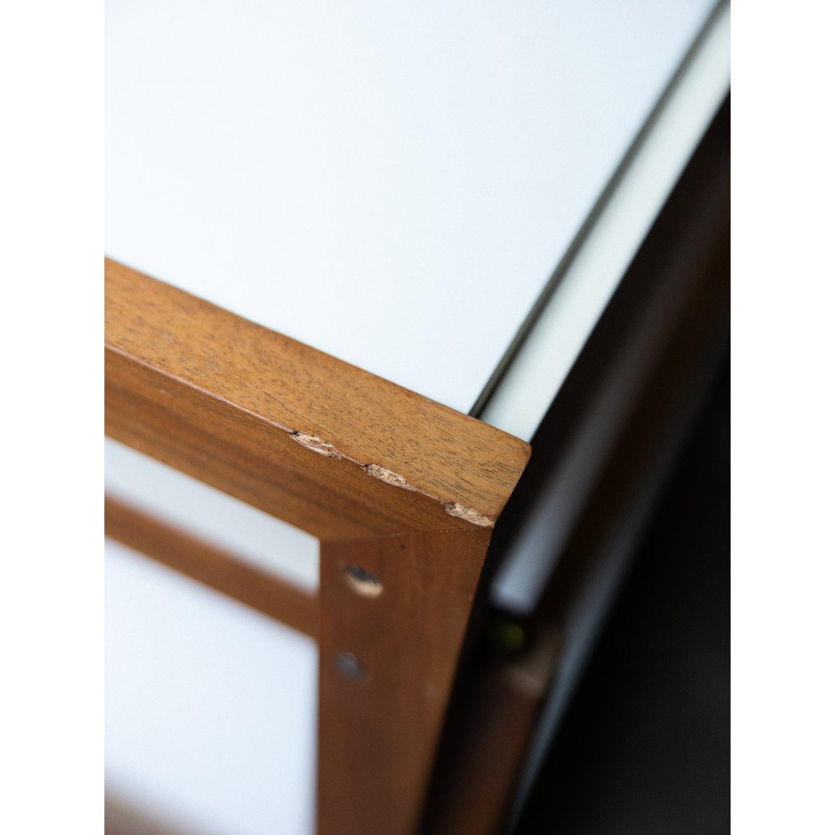 Bureau bicolore Yvan N°551 - Bon état bois clair, DEBONGOUT