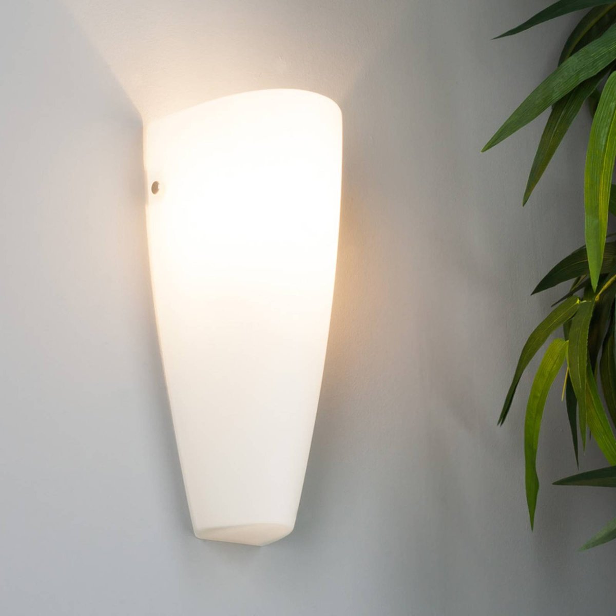 Applique en verre moderne, Hermine blanc opale, nickel satiné, LINDBY