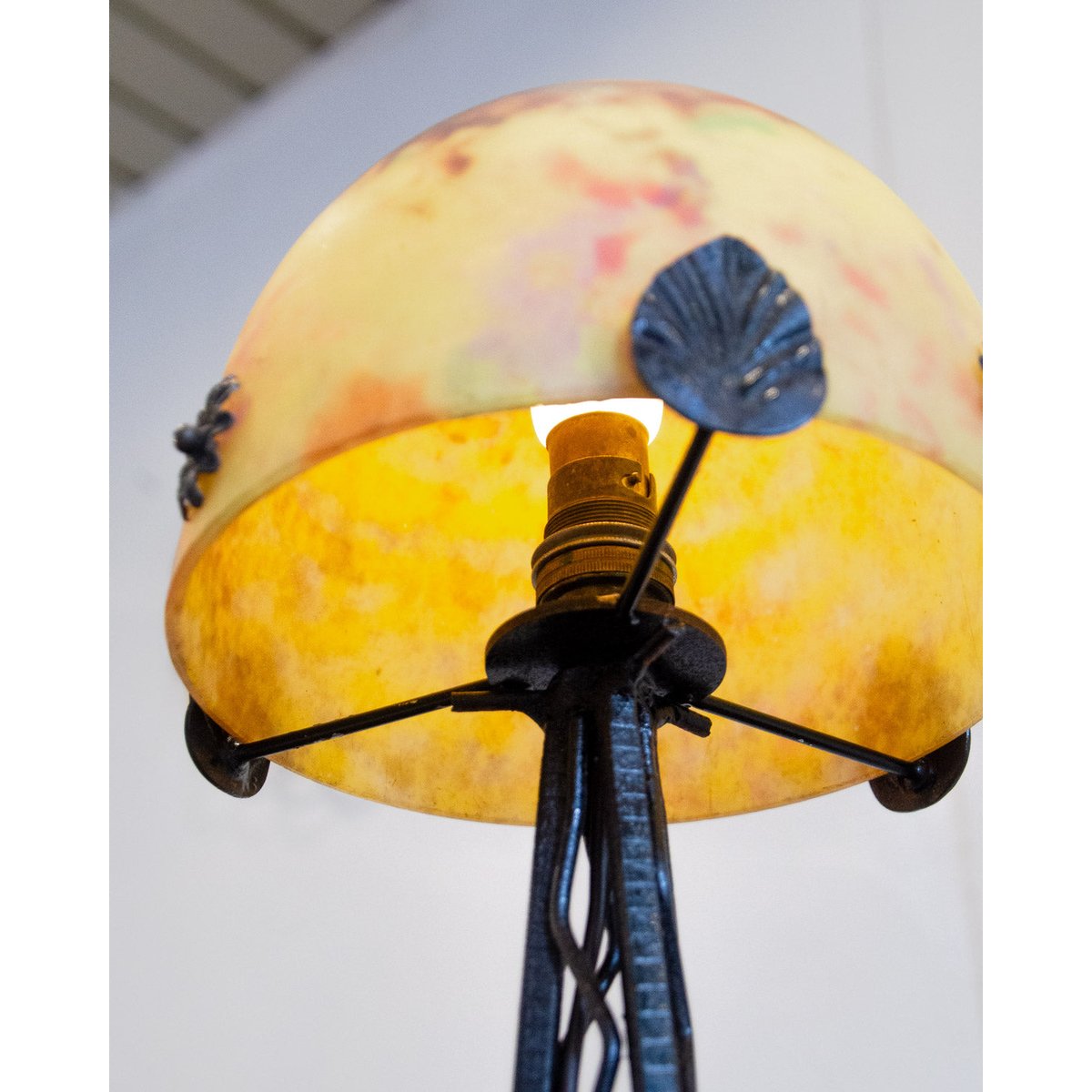 Lampe Daum en fer forgé et pâte de verre Julia N°930 - Bon état noir, DEBONGOUT