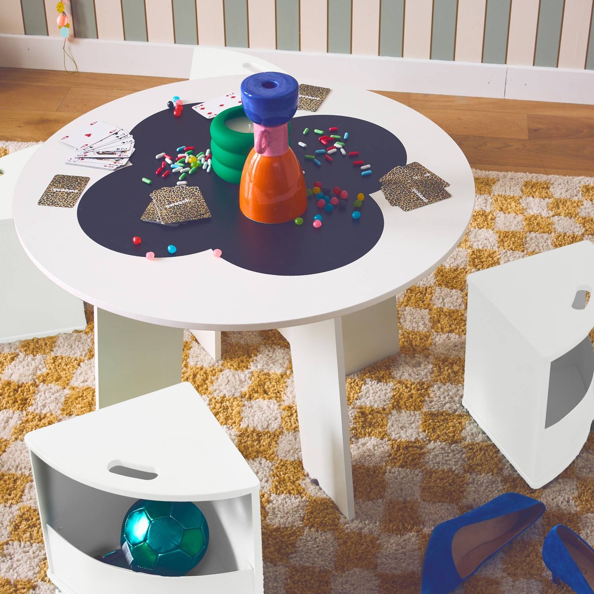 Table effet ardoise pour enfant 4 chaises avec rangement NEPHOS blanc, SWEEEK