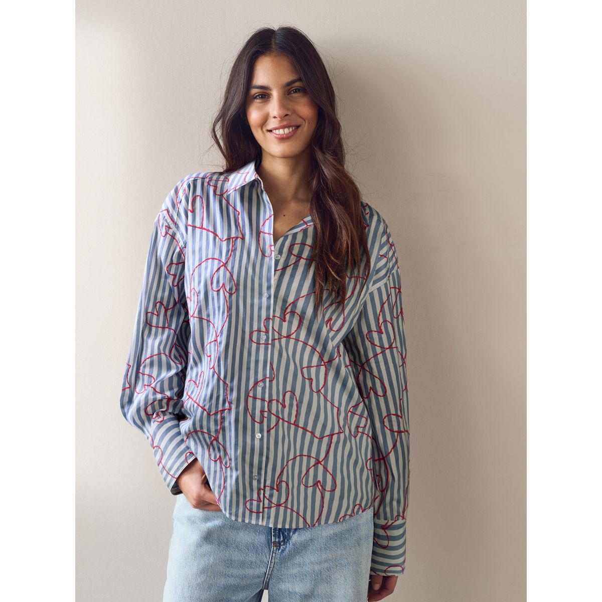 Chemise boyfriend oversize en popeline rayures bleues et blanches, cœur rose brodé, NEXT