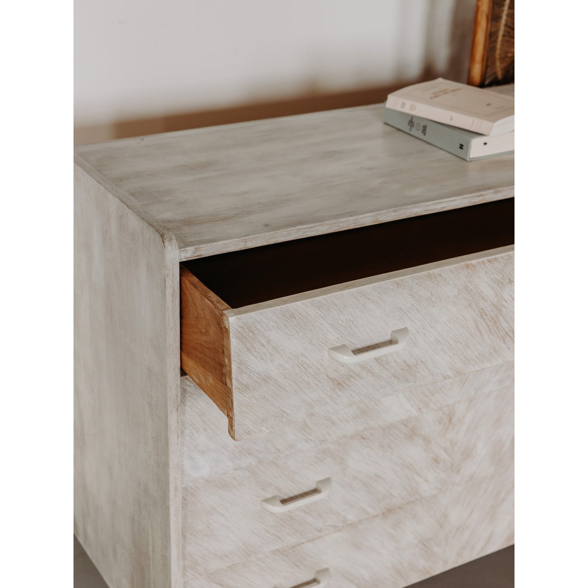 Jolie commode en bois teinté couleur crème Olga N°1109 - Bon état crème, DEBONGOUT