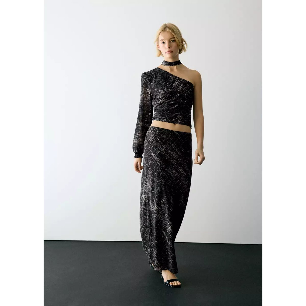 Top asymétrique imprimé avec détail nœud noir, MANGO TEEN