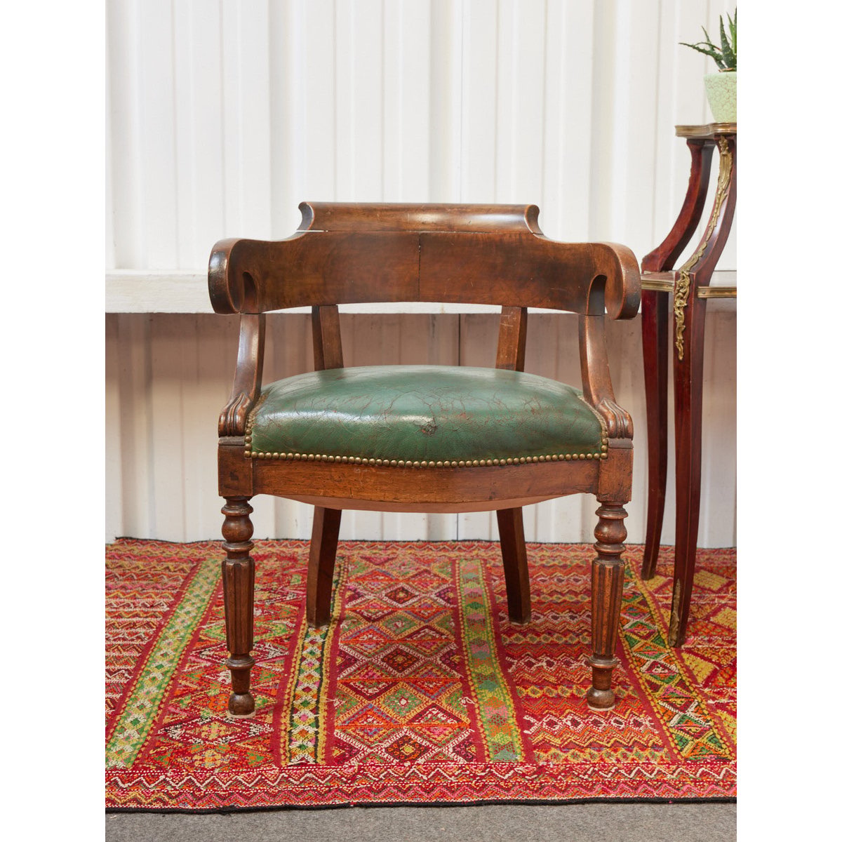 Fauteuil de bureau en cuir craquelé Ernest N°1078 - Bon état bois foncé, DEBONGOUT