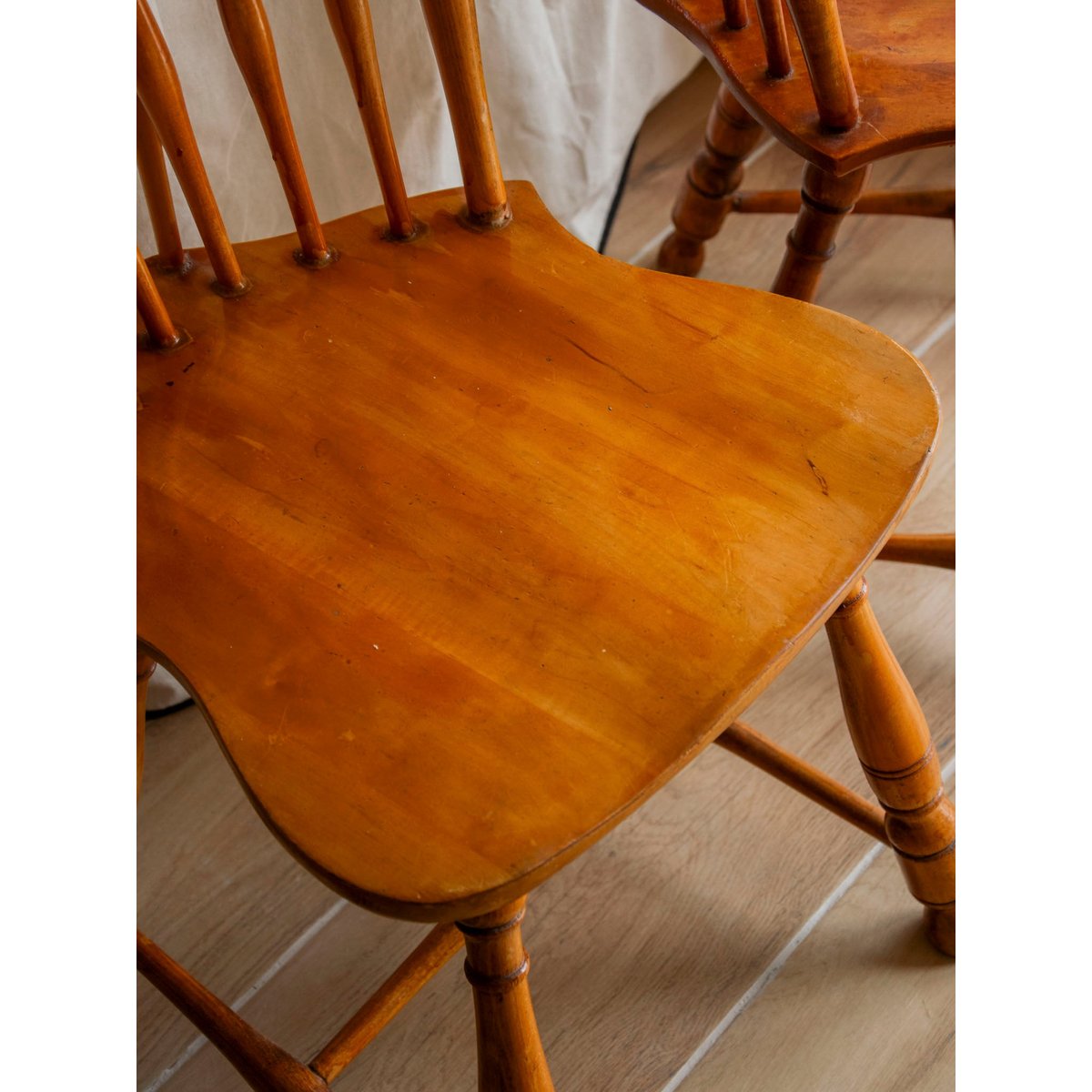 Paire de chaises au style western Claude N°1450 - Bon état bois clair, DEBONGOUT