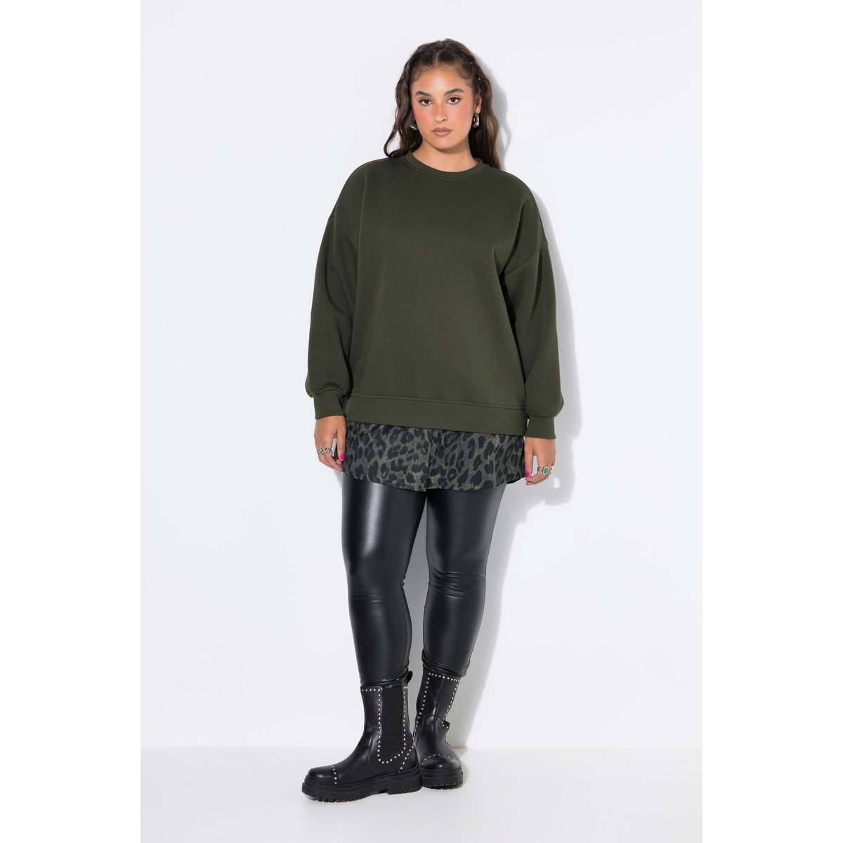 Sweat-shirt oversize, base chemisier arrondie olive foncé, STUDIO UNTOLD