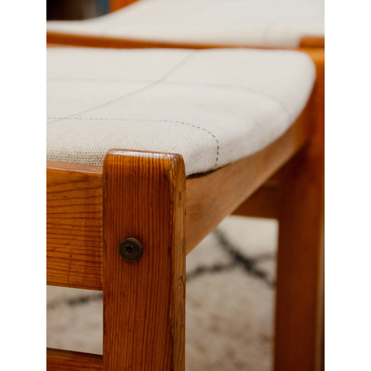 Lot de 4 chaises en pin et tissu Alma N°2139 - Bon état bois clair, DEBONGOUT