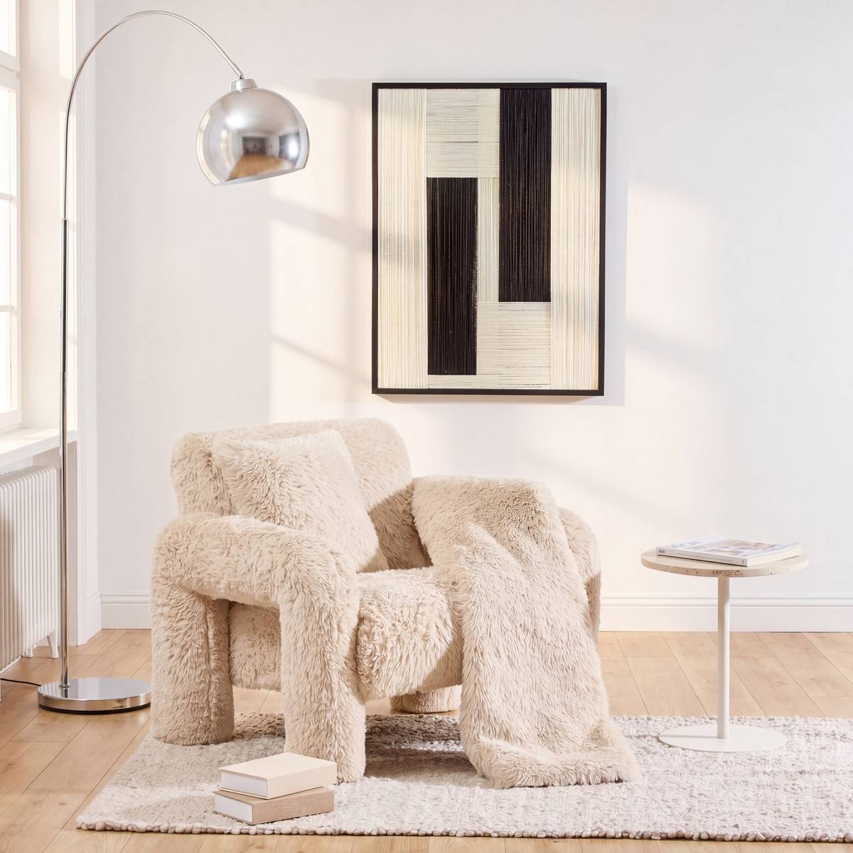 Fauteuil bas en bois avec accoudoirs en arches ELYON crème, ATMOSPHERA