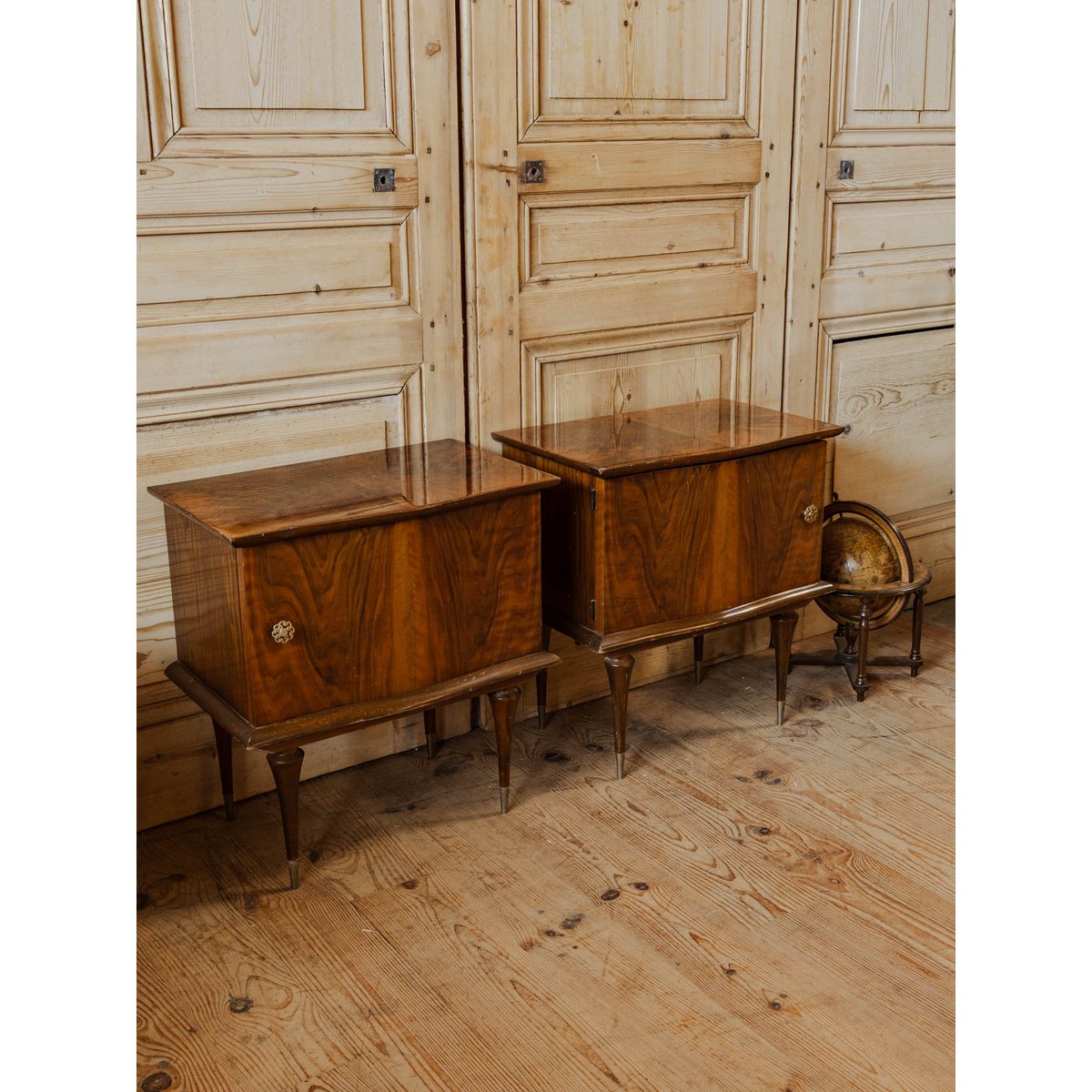 Paire de tables de chevet en bois Odile N°1423 - Bon état bois foncé, DEBONGOUT