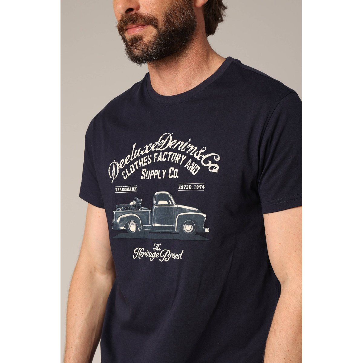 T-shirt imprimé camion rétro, coupe droite et 100% coton. TRUCK night blue, DEELUXE