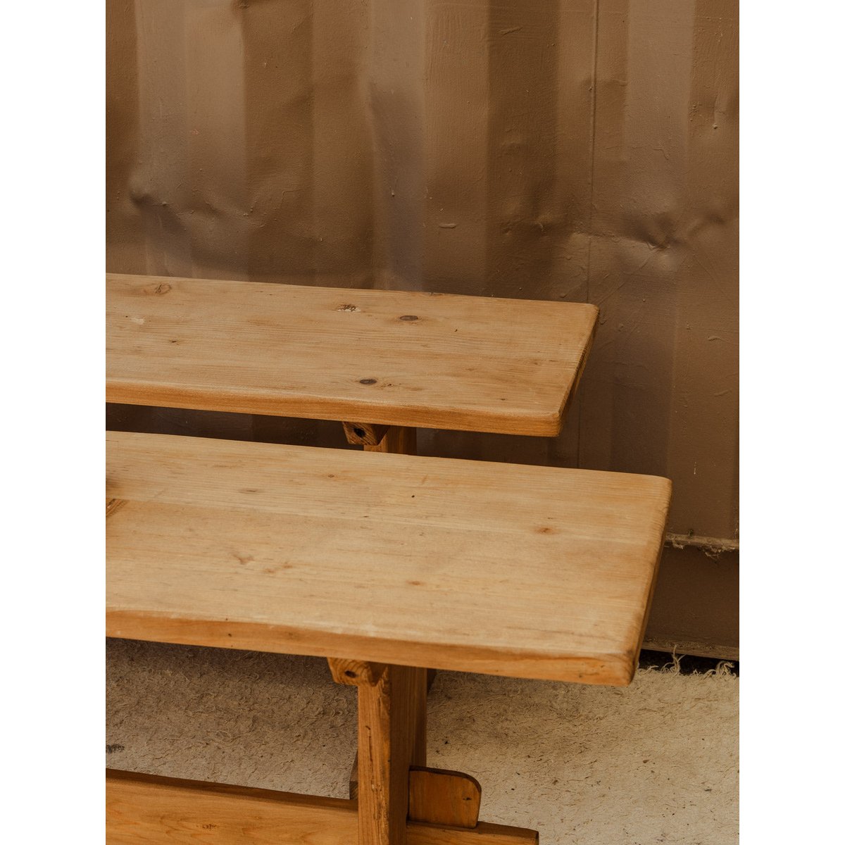 Paire de bancs en bois Antoine N°463 - Bon état bois clair, DEBONGOUT