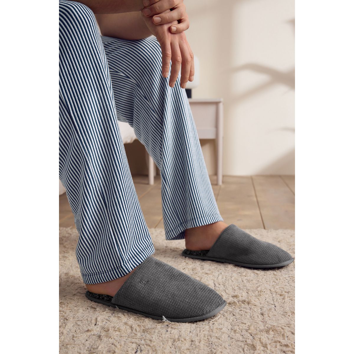 Chaussons mules texturés gris, NEXT