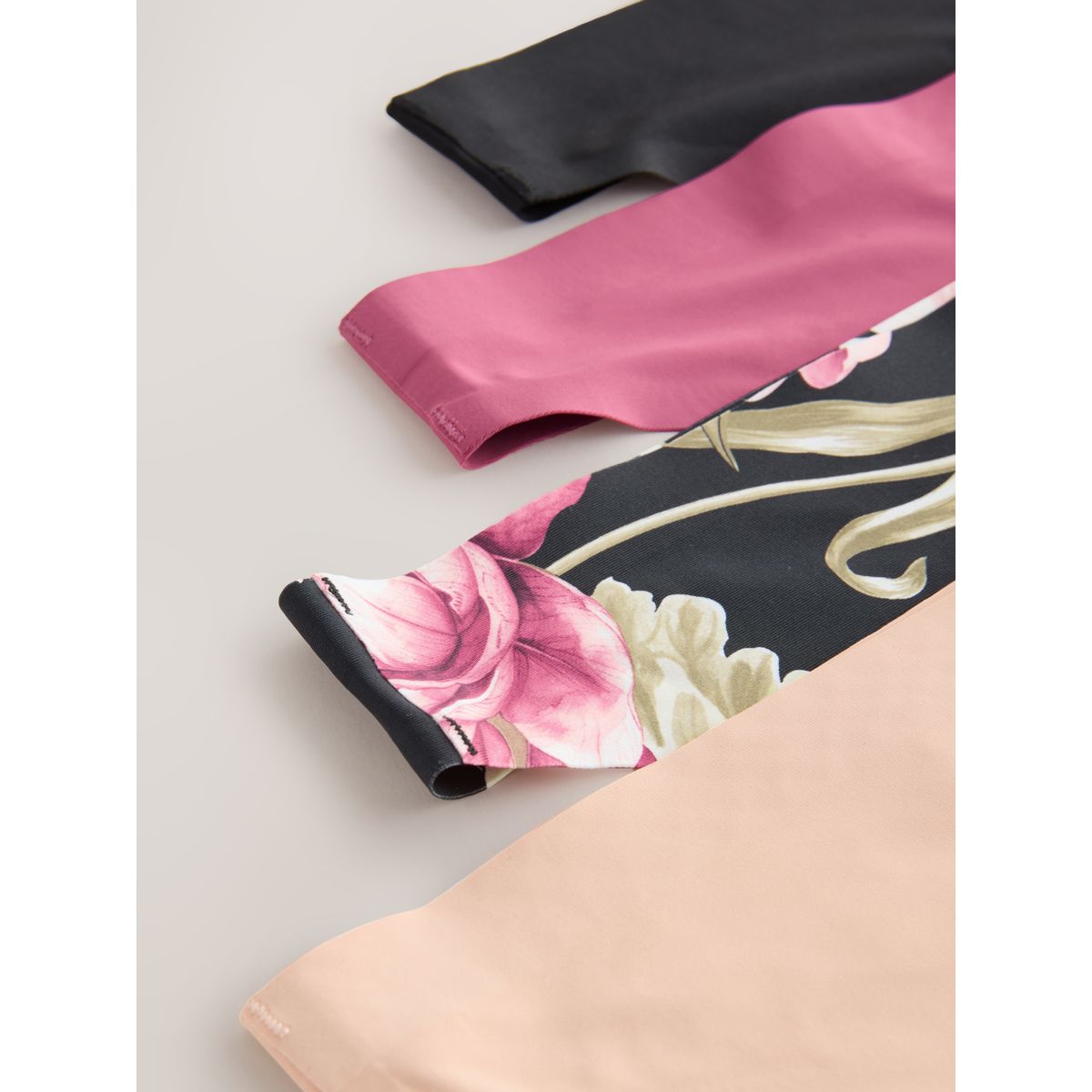 Culotte menstruelle flux moyen, lot de 4 noir / praliné nude / rose floral, NEXT