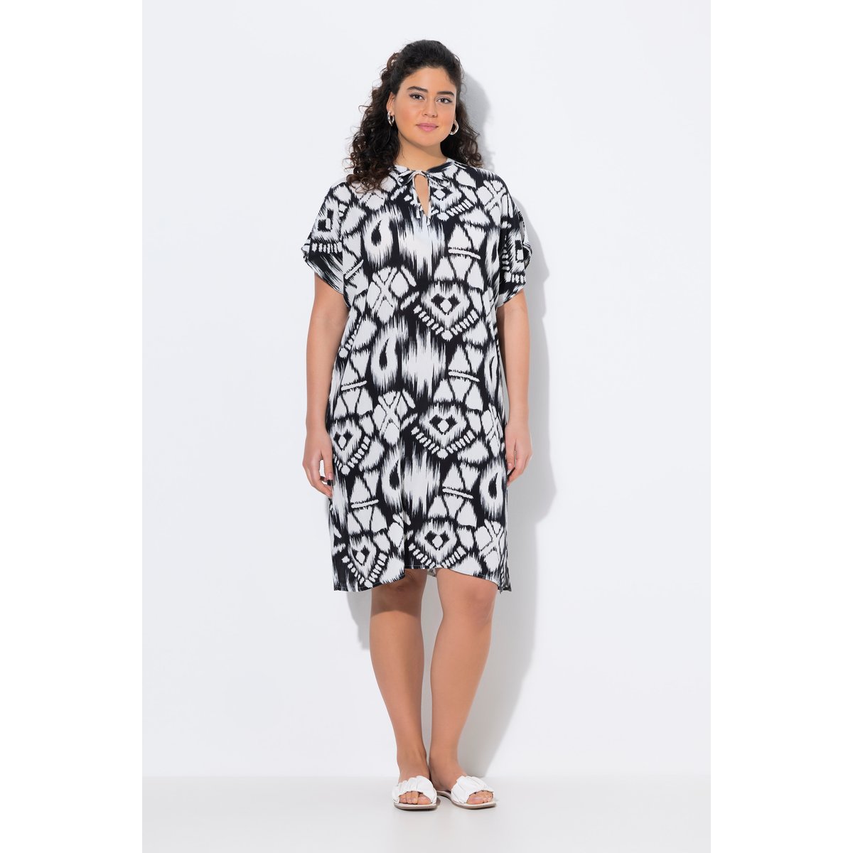 Robe oversize à col tunisien et noir, ULLA POPKEN