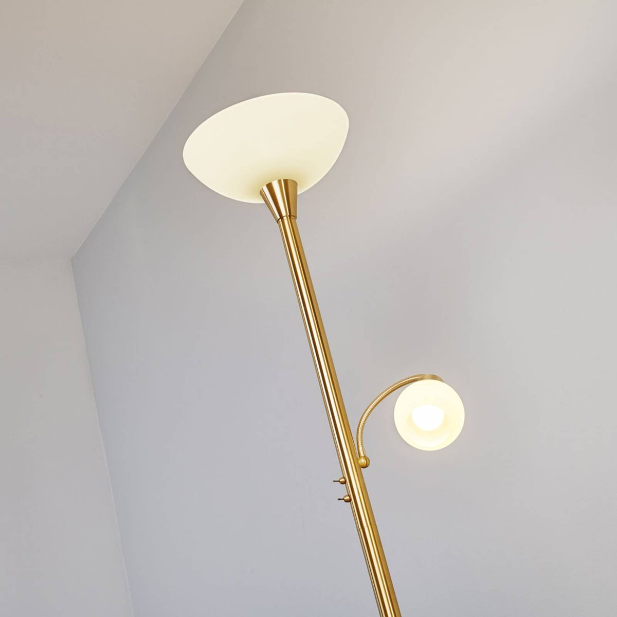 Lampadaire en métal moderne, Elaina laiton, blanc, blanc opale, LINDBY