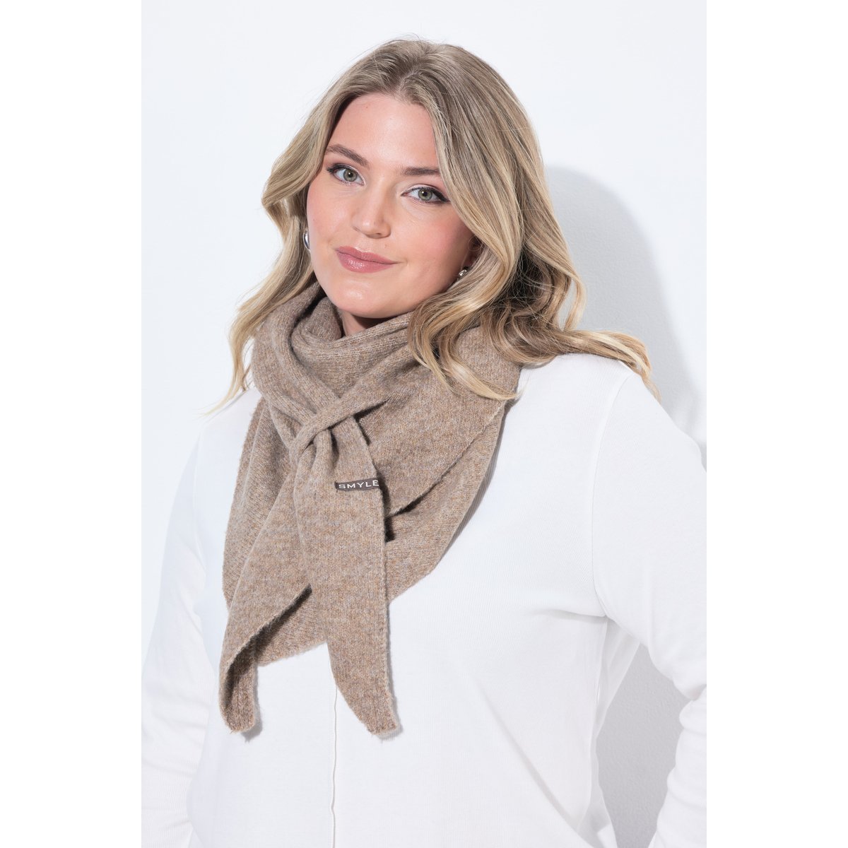 Écharpe en maille chinée, forme triangulaire beige foncé, ULLA POPKEN