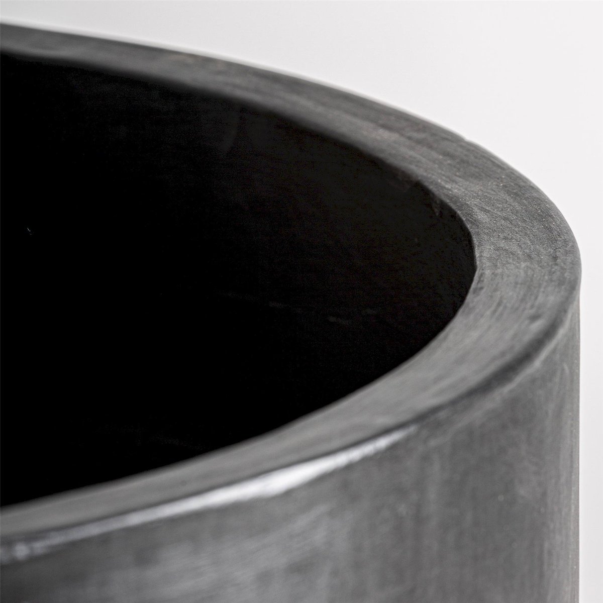Vase amphore contemporain en béton noir, RECOLLECTION