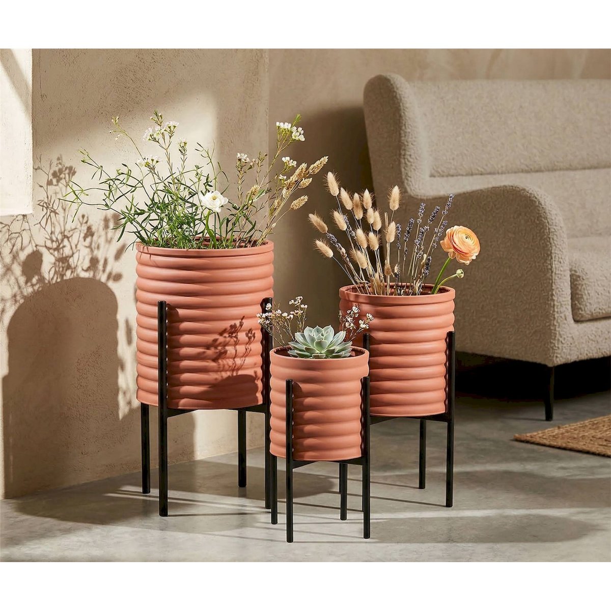 Cache-pots sur pieds en fer strié lot de 3 rouge brique et noir, RECOLLECTION