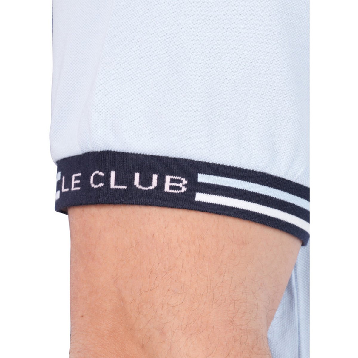 Polo en coton ciel uni pourvu d'une coupe droite et d'un col boutonné bleu clair, RUCKFIELD