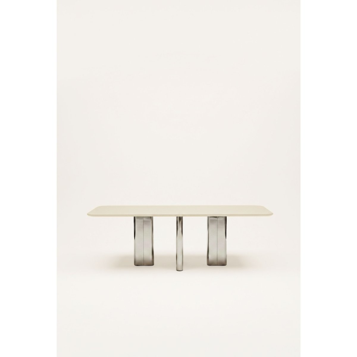 Table à manger en bois laqué 6 à 8 couverts, Chrysoline crème, GABRIELLE PARIS