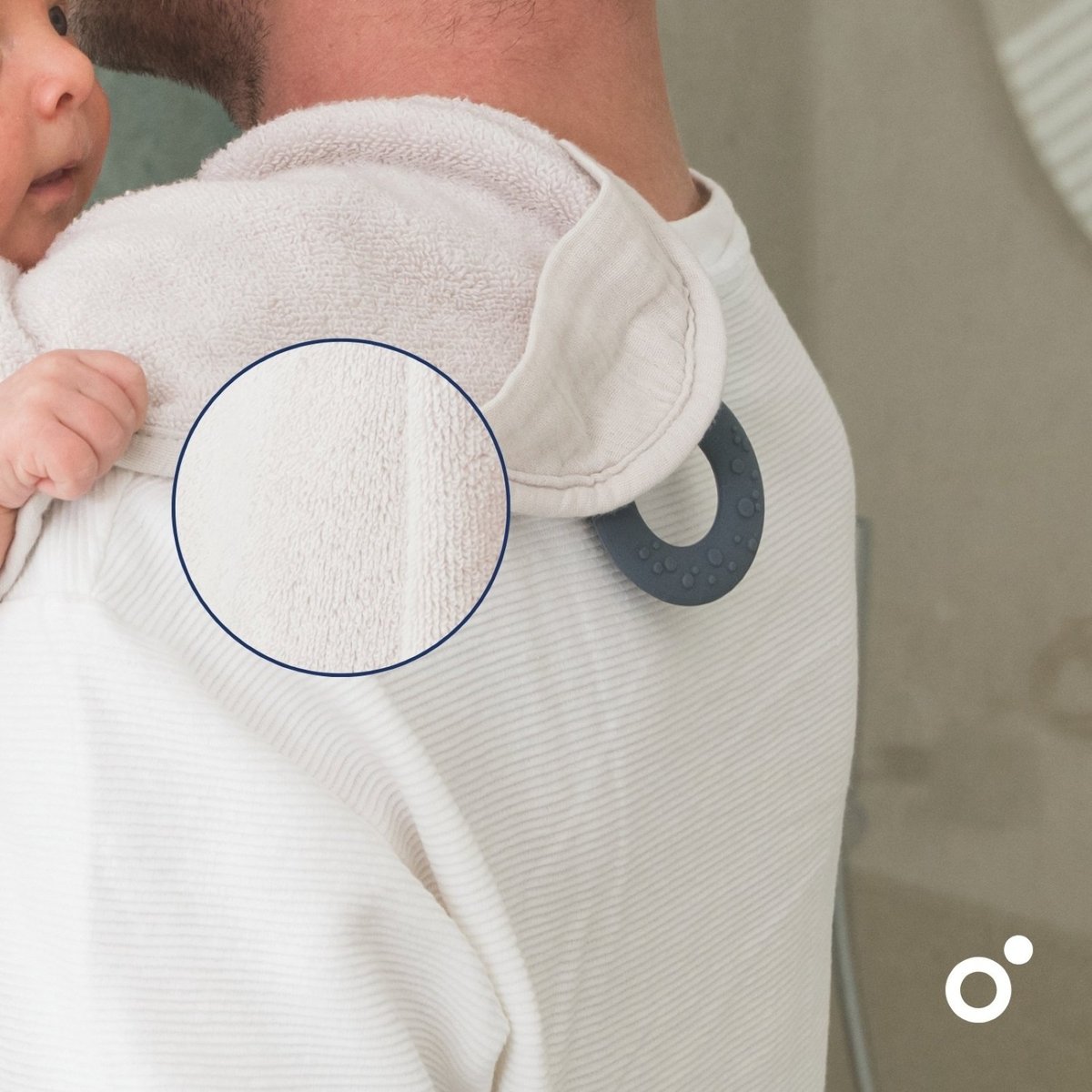 Cape de bain XL avec anneau de dentition Dry'n Play Almond beige, BABYMOOV