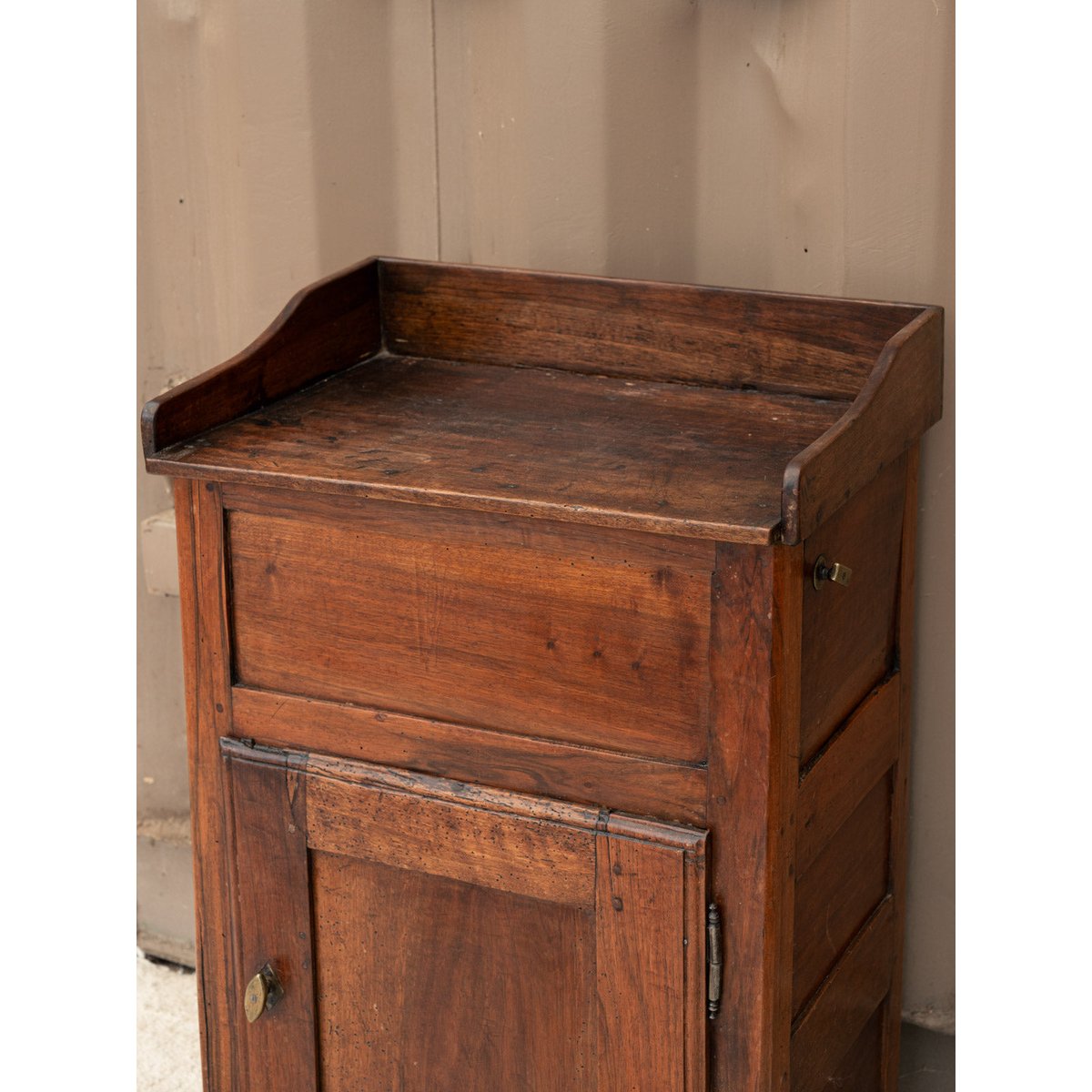 Petit buffet en noyer Gilbert N°1918 - Bon état bois foncé, DEBONGOUT