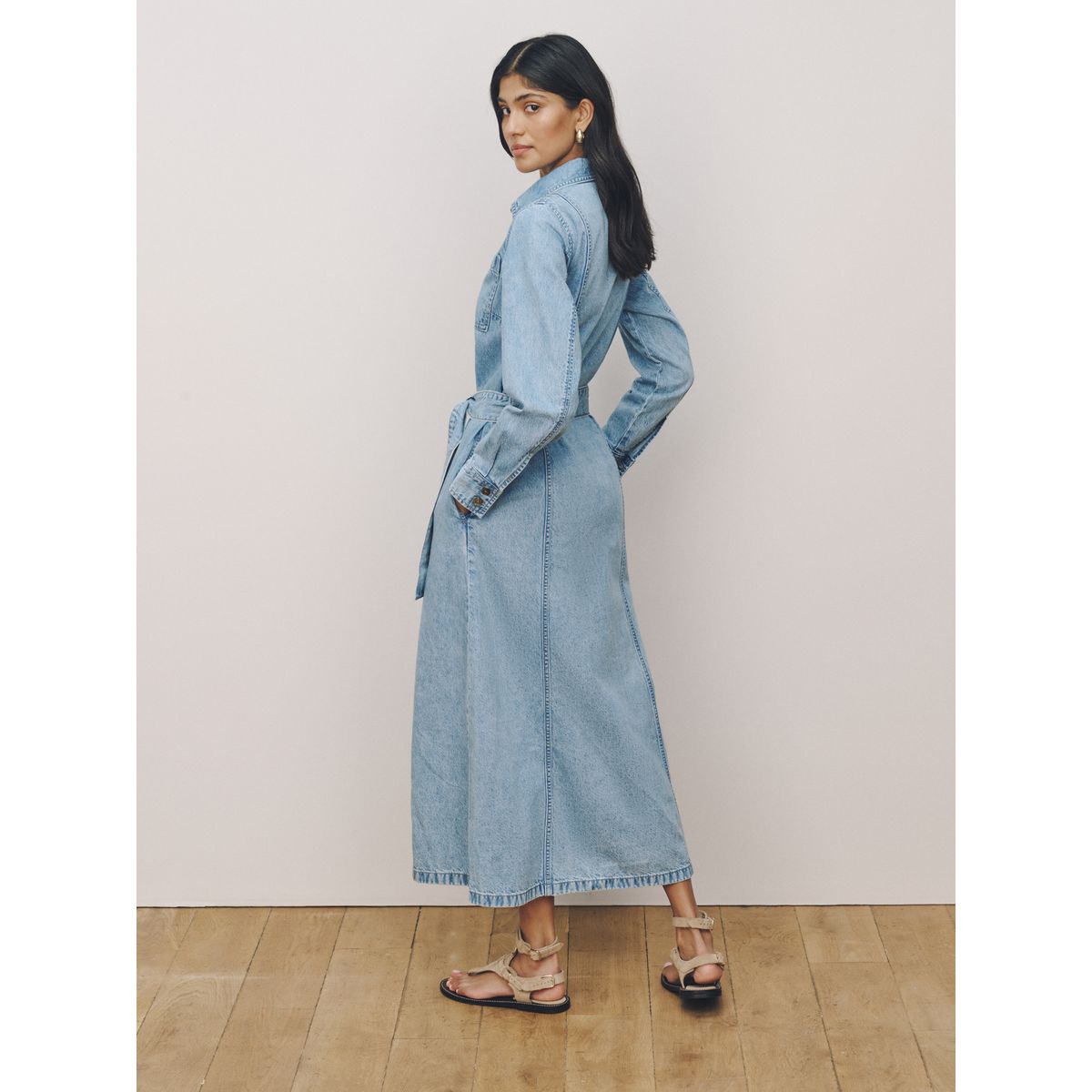 Robe chemise midi en denim avec ceinture bleach blue, NEXT